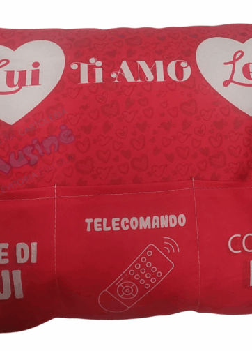Cuscino Lui e Lei Virca con 2 Tasche Portaoggetti e Porta Telecomando – Idea Regalo Simpatica per Coppie